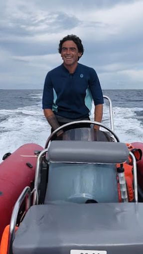 Paseos en barco por Cabo de Gata en Almería El capitán de yate, Óscar González-Quevedo en navegando el mar de Cabo de Gata en su Zodiac