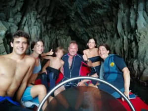 Familia disfrutando de una excursión en una cueva en Cabo de Gata